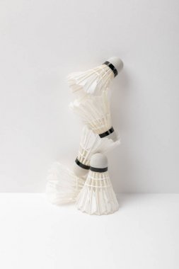 Beyaz badminton mekik horozları beyaz arkaplandalar