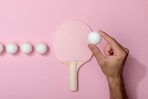 Vista Ritagliata Uomo Possesso Palla Ping Pong Bianco Vicino Racchetta — Foto Stock
