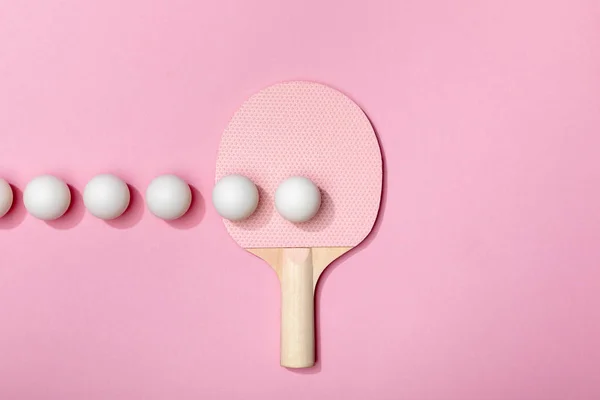 Flat Lay Com Bolas Brancas Ping Pong Raquete Fundo Rosa — Fotografia de Stock