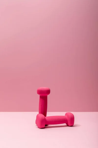 Roze Heldere Dumbbells Roze Achtergrond Met Kopieer Ruimte — Stockfoto