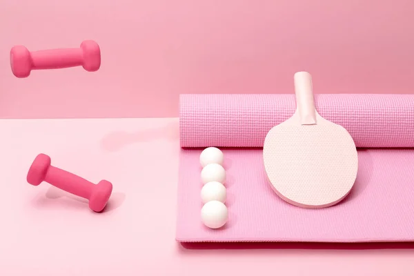 Roze Dumbbells Zwevende Air Buurt Van Witte Ping Pong Ballen — Stockfoto