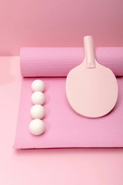 Płaskie Lay Białych Piłek Tenisa Stołowego Rakieta Mat Fitness Różowym — Zdjęcie stockowe