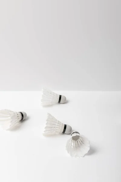Białe Wahadłowce Badmintona Rozrzucone Białym Tle Przestrzenią Kopiowania — Zdjęcie stockowe
