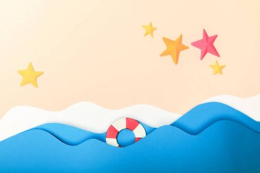 dalgalar ve lifebuoy ile deniz kenarında kum üzerinde denizyıldızları ile kağıt plaj üst görünümü