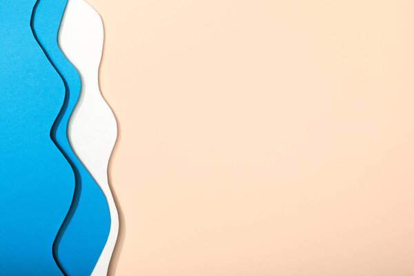 верхний вид бумажного пляжа с золотым песком и голубым океаном с волнами
