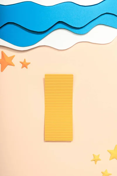 Верхний Вид Бумажного Пляжа Желтым Полотенцем Морскими Звездами Песке Возле — стоковое фото