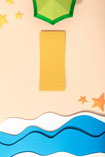 Pohled Papírovou Pláž Žlutým Ručníkem Zeleným Deštníkem Hvězdými Rybami Písku — Stock fotografie