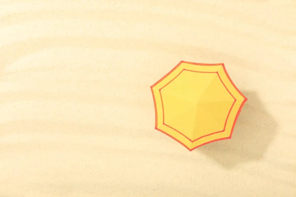 Dokulu Kum Üzerinde Sarı Şemsiye Ile Kağıt Plaj Üst Görünümü — Stok fotoğraf