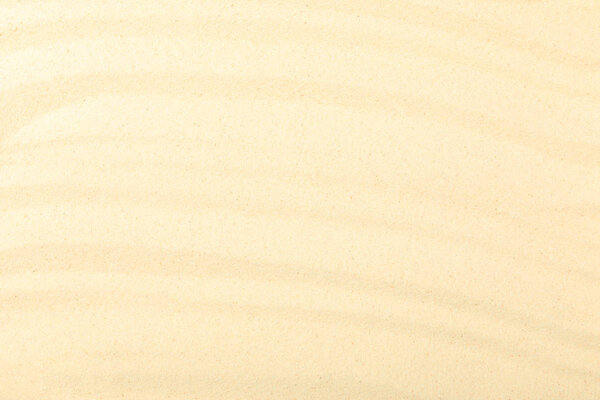 вид сверху на пляж с желтым текстурированным песком и копировальным пространством
