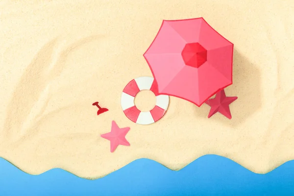 Top View Paper Beach Lifebuoy Pink Umbrella Starfishes Textured Sand — Stock Photo, Image