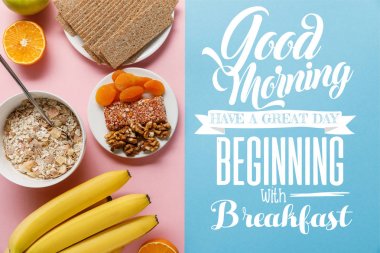 günaydın ile mavi ve pembe arka plan taze meyve, gevrek ve kahvaltılık gevrek üst görünümü, kahvaltı yazı ile başlayan büyük bir gün var