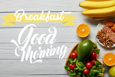 taze meyve üst görünümü, kahvaltı ile ahşap beyaz arka plan üzerinde kalp şeklinde kase sebze, günaydın yazı