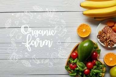 organik çiftlik yazı ile ahşap beyaz arka plan üzerinde kalp şeklinde kase taze meyve, sebze üst görünümü