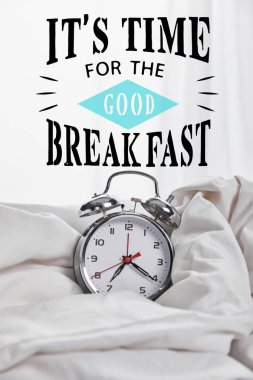 iyi bir kahvaltı illüstrasyon için zamanı ile beyaz yatakta battaniye gümüş çalar saat
