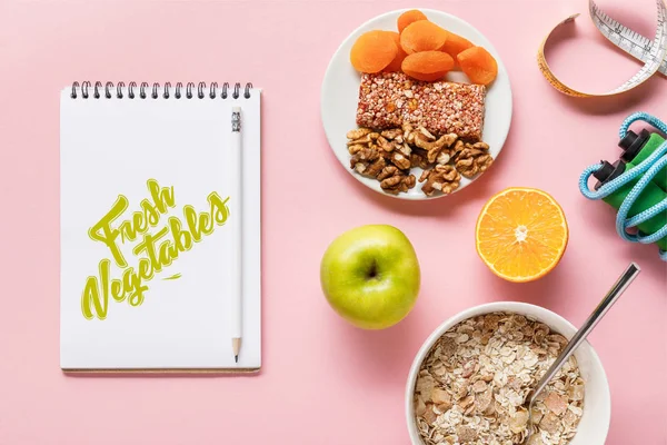 Vista Superior Alimentos Dietéticos Frescos Cinta Métrica Saltar Cuerda Cuaderno —  Fotos de Stock