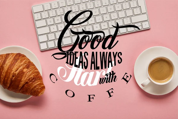 Topp Bild Datortangentbord Nära Kaffe Och Croissant Rosa Bakgrund Med — Stockfoto