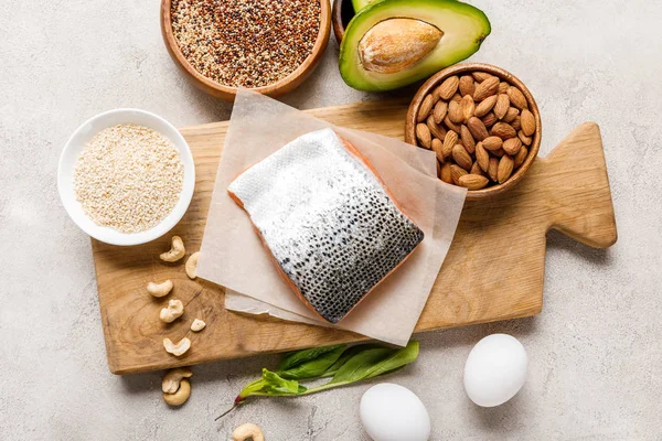 Draufsicht Auf Frischen Rohen Lachs Auf Hölzernem Schneidebrett Der Nähe — Stockfoto