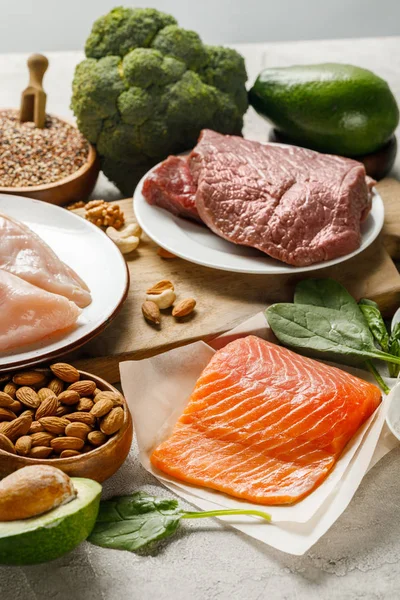 Salmón Crudo Fresco Pechugas Pollo Carne Cerca Nueces Brócoli Aguacate — Foto de Stock