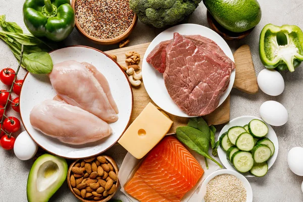 Top Zicht Rauwe Organische Ketogeen Dieet Ingrediënten Houten Snijplank Grijze — Stockfoto