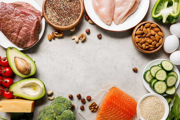 вид сырых кетогенных ингредиентов питания на сером фоне с копировальным пространством
