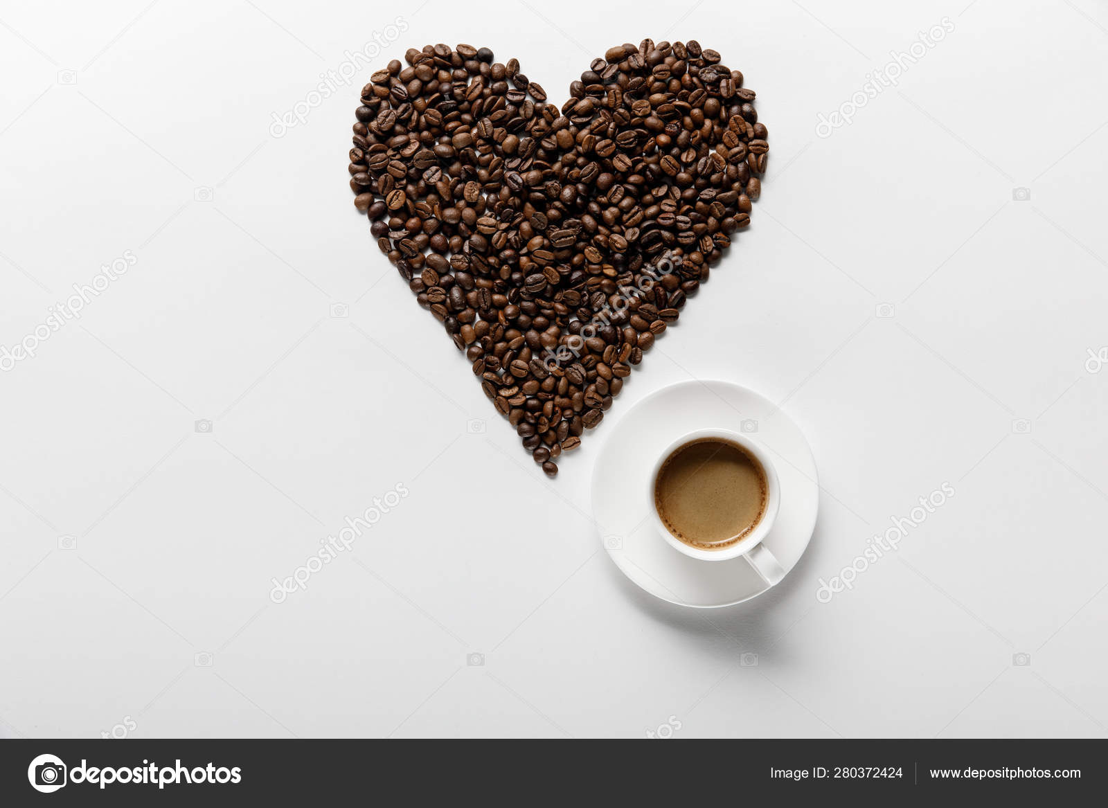 白い背景にコーヒーの穀物で作られた心を持つコーヒーのトップビュー ストック写真 C Antonmatyukha 白い背景にコーヒーの穀物で作られた心を持つコーヒーのトップビュー ストック写真 C Antonmatyukha