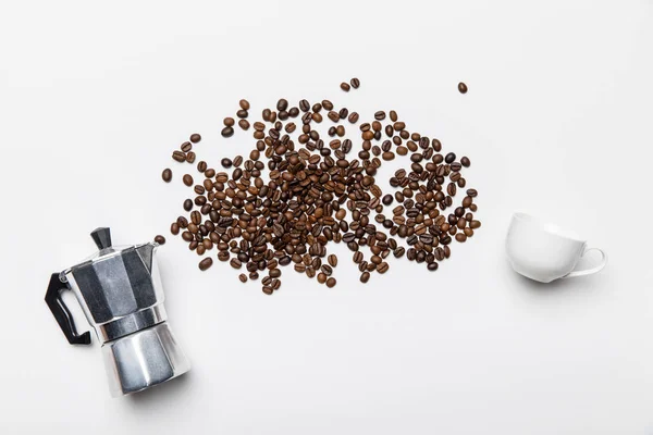 Ansicht Von Aluminium Kaffeekanne Kaffeekörnern Und Tasse Auf Weißem Hintergrund — Stockfoto