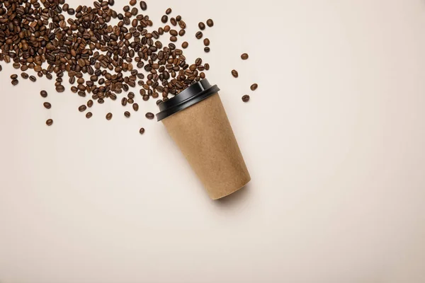 Draufsicht Auf Coffee Und Verstreute Frische Kaffeebohnen Auf Beigem Hintergrund — Stockfoto