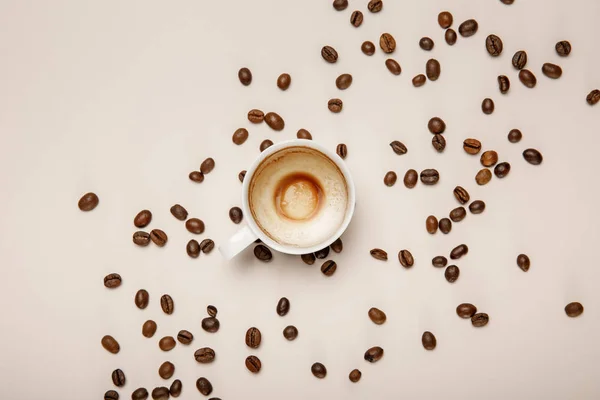 Top View Coffee Cup Foam Beige Background Coffee Grains — Stock Photo, Image