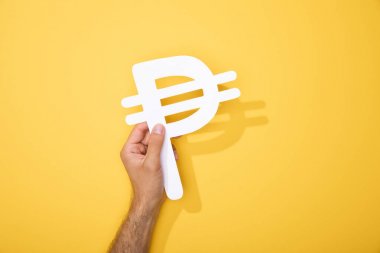 sarı üzerinde adam tutan kağıt peso para işaretleri kırpılmış görünümü