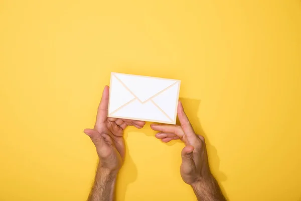 Vista Recortada Del Hombre Sosteniendo Icono Papel Sobre Amarillo — Foto de Stock