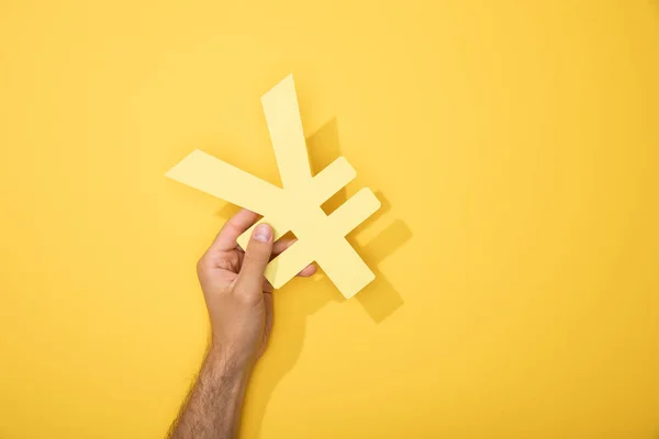 Bijgesneden Weergave Van Man Holding Papier Yen Muntteken Geel — Stockfoto