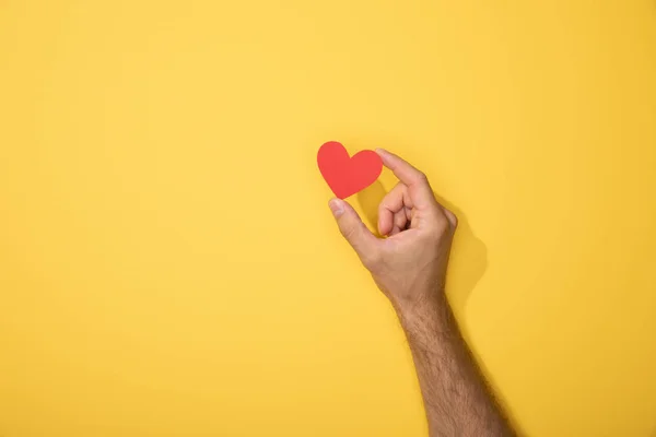 Vista Cortada Homem Segurando Coração Papel Vermelho Amarelo — Fotografia de Stock