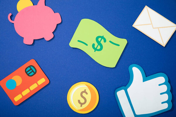 вид сверху разбросанных разноцветных бумажных икон на голубом
