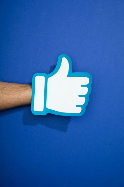 Cropped View Man Holding White Paper Thumb Blue — Stock Photo, Image