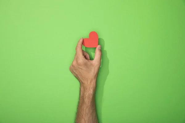 Yeşil Üzerinde Adam Tutan Kağıt Kalp Kırpılmış Görünümü — Stok fotoğraf