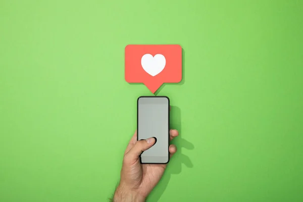 Vista Recortada Del Hombre Sosteniendo Teléfono Inteligente Con Corazón Blanco — Foto de Stock