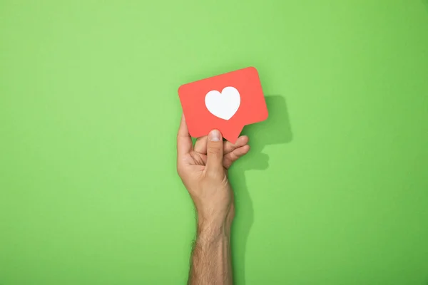 Yeşil Beyaz Kalp Ile Kırmızı Kağıt Simgesi Tutan Adam Kırpılmış — Stok fotoğraf