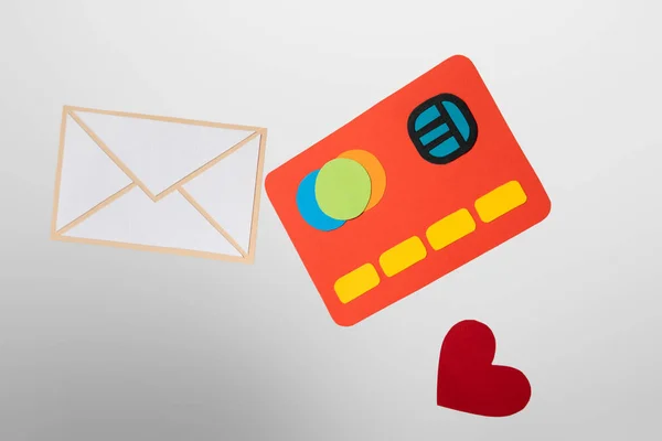 Papiersymbole Von Kreditkarte Umschlag Und Herz Auf Weißem Und Grauem — Stockfoto