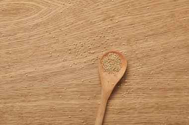 masada tahta kaşık beyaz Quinoa üst görünümü