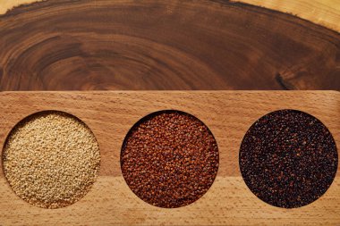 ahşap yuvarlak kaselerde beyaz, siyah ve kırmızı Quinoa üst görünümü