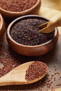 kaşık yakın spatula ile ahşap kase siyah ve kırmızı Quinoa yakın görünümü