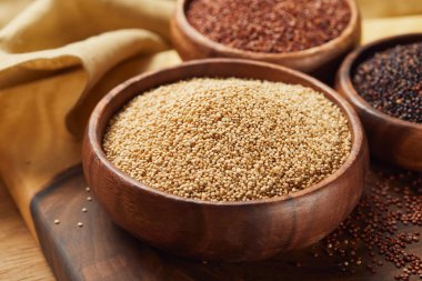 ahşap kase beyaz Quinoa seçici odak