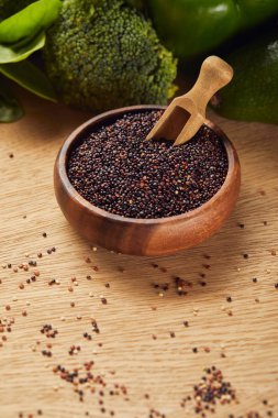 yeşil sebzeler yakın spatula ile ahşap kase siyah Quinoa