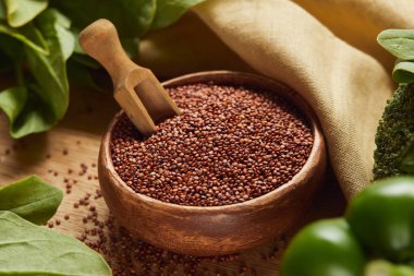 bej peçete ve yeşil sebzeler yakın spatula ile ahşap kase kırmızı Quinoa tohumları yakından görünümü