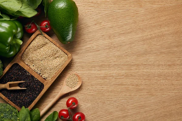Pohled Bílé Černé Quinoa Miskách Blízko Zralé Zeleniny Lžíce Dřevěném — Stock fotografie