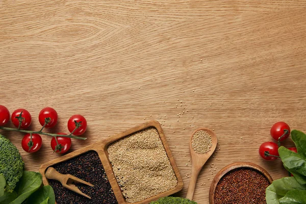 Ansicht Von Weißen Schwarzen Und Roten Quinoa Hölzernen Schalen Der — Stockfoto