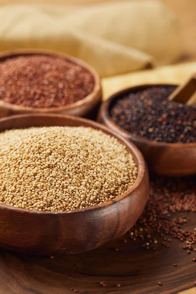 Selectieve Focus Van Witte Zwarte Rode Quinoa Houten Kommen — Stockfoto