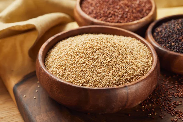 Selectieve Focus Van Witte Quinoa Houten Kom — Stockfoto