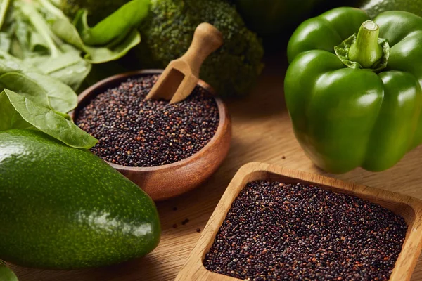 Zwarte Quinoa Zaden Houten Kommen Met Spatel Buurt Van Groene — Stockfoto