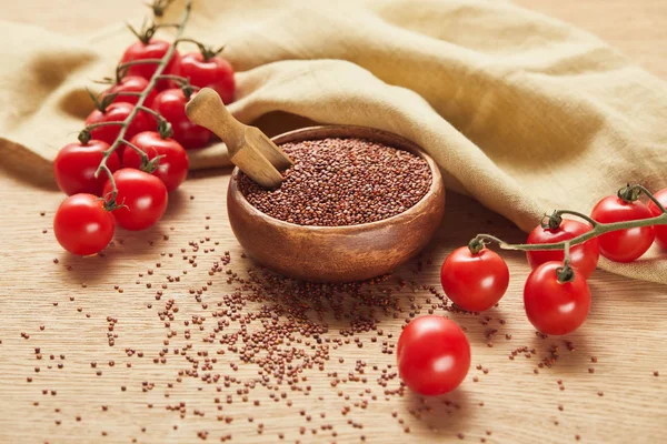 Quinoa Vermelha Tigela Madeira Com Espátula Perto Guardanapo Bege Tomates — Fotografia de Stock